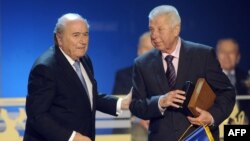 Presidenti i FIFA-s Sepp Blatter (majtas) duke i uruar Masopustit ditëlindjen e 80-të