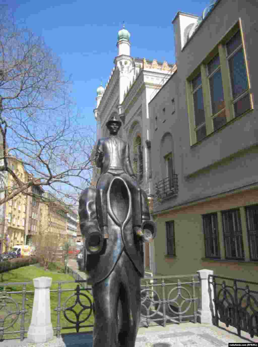 مجسمه یادبود فرانتس کافکا در خیابان دوشنی، جایی که خانواده او زندگی می‌کرده‌اند این مجسمه توسط یاروسلاو رونا بر اساس داستان کوتاه «وصف یک پیکار» ساخته شده‌است