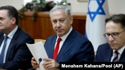 بنیامین نتانیاهو (نفر وسط) در نشست دولت خود، جمهوری اسلامی ایران را نظامی «تروریستی» خواند.