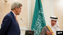 John Kerry (solda) səudiyyəli həmkarı Adel al-Jubeir ilə mətbuat konfransında