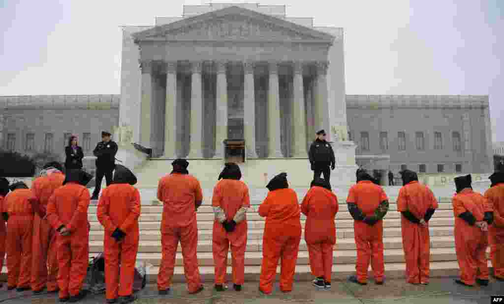 Protest pentru &icirc;nchiderea centrului de detenție de la Guantanamo &icirc;n fața Curții Supreme de la Washington.