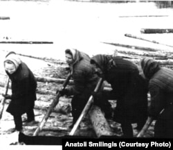 Узницы одного из сталинских лагерей на сплаве бревен. 1950-е годы