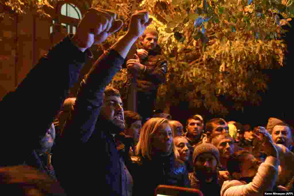 Разгневанная толпа на площади Республики в столице Армении рано утром скандировала: &laquo;Карабах&raquo;, а затем штурмовала правительственные здания.