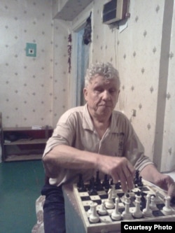 Слепой Виктор Тысяцкий играет в шахматы.