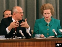 گورباچف و تاچر در کنفرانس مطبوعاتی مشترک در مسکو در ژوئن ۱۹۹۰