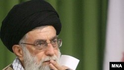 آيت الله علی خامنه ای، رهبر جمهوری اسلامی، از سهميه بندی بنزين توسط دولت محمود احمدی نژاد حمايت کرد