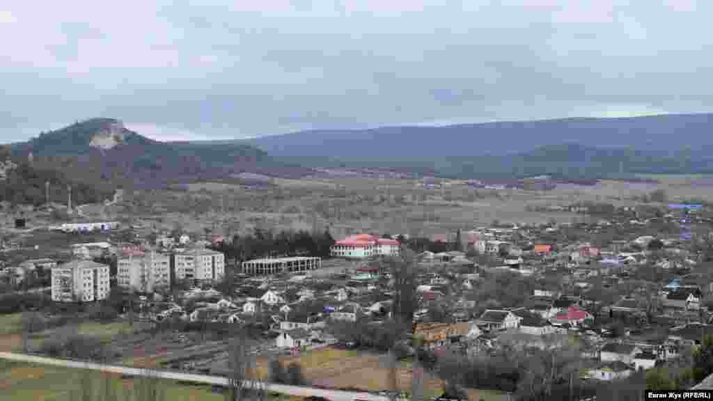 Село Красный Мак расположено в Каралезской долине