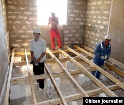 Молодые люди строят дом в городе Форт-Шевченко Мангистауской области.