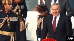 Қазақстан президенті Нұрсұлтан Назарбаев Нью-Делидегі әскери парадты тамашалауда.26 қаңтар, 2009 жыл. 