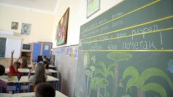 Trenutni plan Ministarstva prosvete je da samo niži razredi redovno odlaze u školu dok će stariji i srednjoškolci imati kombinovanu nastavu – onlajn i časove u školi