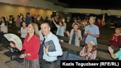Прихожане на богослужении на казахском языке в церкви «Новая жизнь». Алматы, 1 сентября 2019 года.
