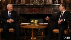 Kryeministri i Ukrainës dhe ai i Rusisë gjatë një takimi të mëparshëm