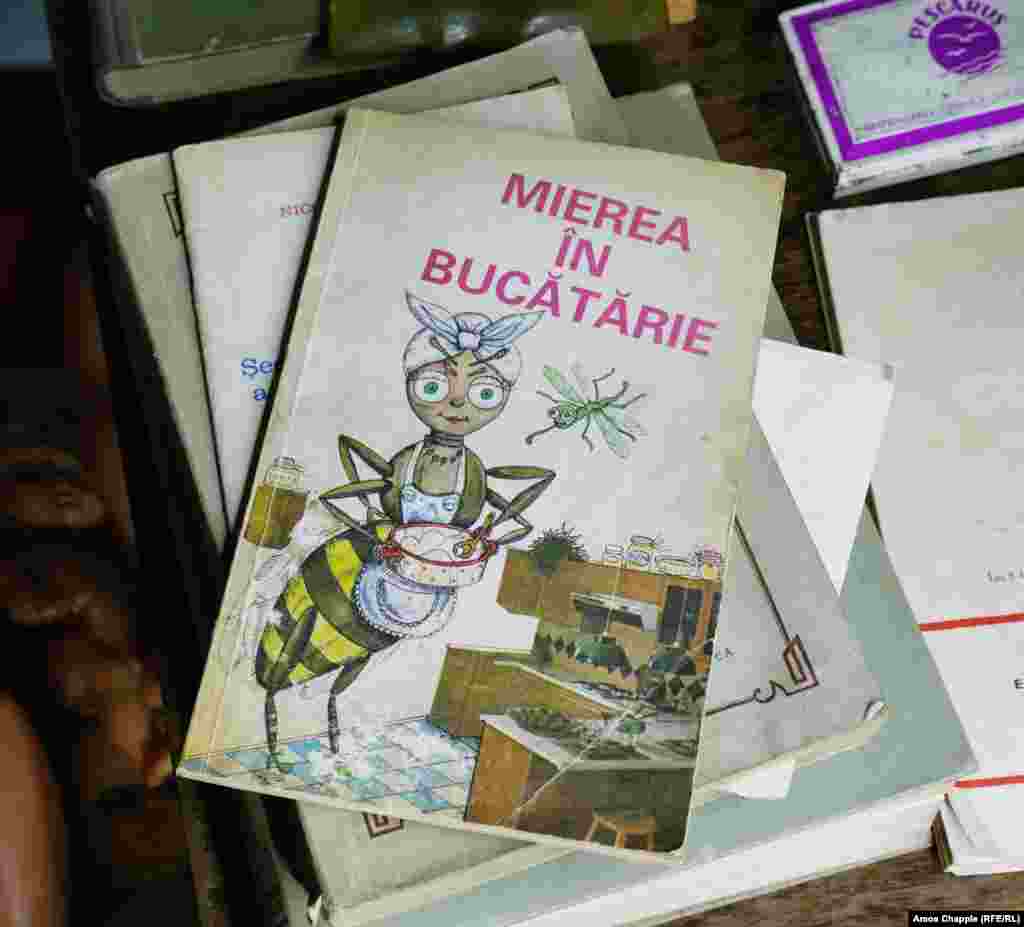 Куховарська книга під назвою &laquo;Мед на кухні&raquo;. Міхайта сказав, що він все ще полює за деякими предметами комуністичної епохи. &laquo;Ми шукаємо усіма можливими способами, але деякі речі дійсно важко знайти&raquo;