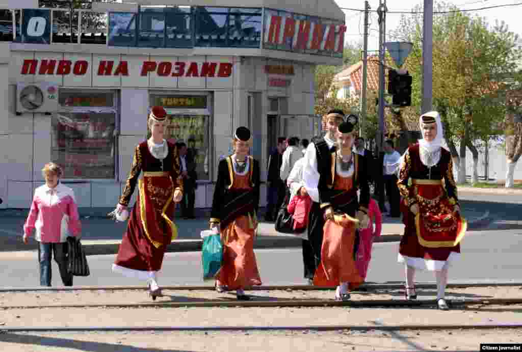 Народные гуляния. Молодежь в перерыве на концерте, посвященном Дню единства народа Казахстана. Прислал Асет Темирбаев.