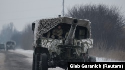 Военный автомобиль неподалеку от Авдеевки, Донецкая область. 2 февраля 2017 года.