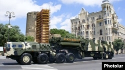 An S-300 air-defense system demonstrated during a military parade in Baku, 26 June 2011.