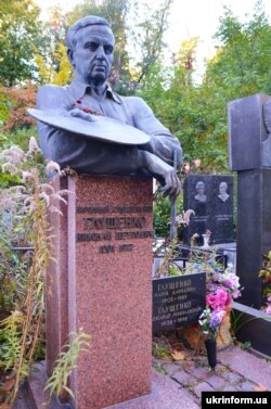 Пам'ятник на могилі Миколи Глущенка на Байковому кладовищі в Києві