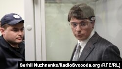 Водночас прокурор САП просив суд на два місяці продовжити термін дії всіх обов’язків для Дмитра Крючкова