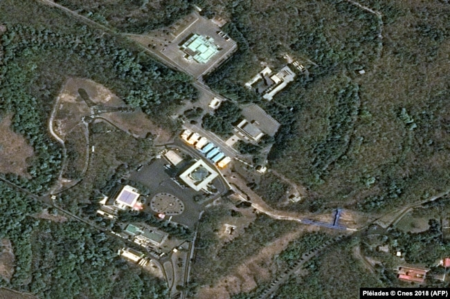 Imazhe satelitore shfaqin pamje nga lart të fshatit Panmunjom.