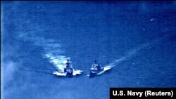 تصویری از نزدیک شدن دو کشتی جنگی آمریکایی و روسی به یکدیگر