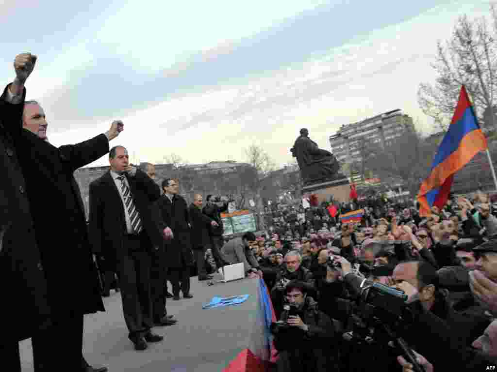 Armenija - Opozicioni lider Levon Ter-Petrosyan (L) na antivladinim demonstracijama u Jerevanu, 17.03.2011. Foto: AFP / Karen Minasyan 