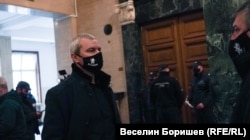Kosztadin Kosztadinov pártvezér a bíróságon