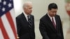 Președintele american Joe Biden, împreună cu omologul său din China, Xi Jinping, în timpul întâlnirii de la Beijing, în 2011. O analiză publicată de Politico arată că măsurile luate de administrația Biden sunt mai dure decât cele hotărâte de republicanul Donald Trump. 