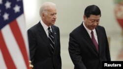АҚШ Вице президенти Ж.Байден (ч) хитойлик ҳамкасби Ци Жинпинг билан, Пекин 2011 йил 18 август.