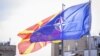 Знамињата на Северна Македонија и на НАТО пред зградата на македонската влада