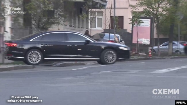 «Схеми» зафіксували, як ця ж Audi виїжджала з Офісу президента 23 квітня