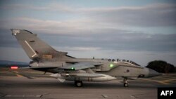 Британский штурмовик Tornado на военной базе на Кипре после возвращения с бомардировки нефтяного месторождения в Сирии