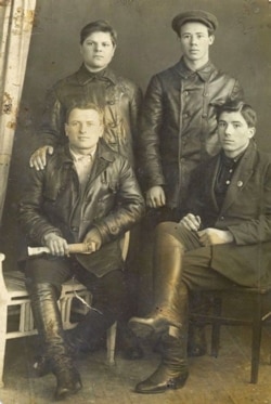 Петро Шелест (праворуч у верхньому ряду) з товаришами під час навчання в Ізюмській радянсько-партійній школі, 1932 рік