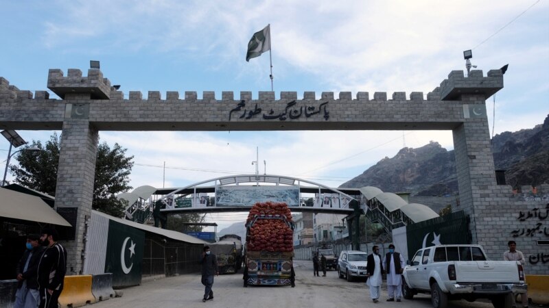 Пакистан ја затвори границата со Авганистан по нападите со гранати