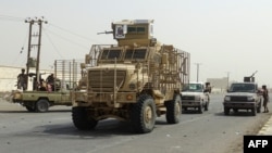 Yemeni pro-government forces gather on the eastern outskirts of Hodeida, as they continue to battle for the control of the city from Huthi rebels on November 9, 2018. 