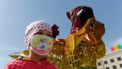 په قزاقستان کې يوې جلۍ د کورونا وایرس له وېرې ماسک اغوستی دی