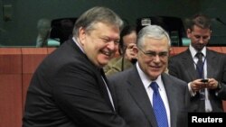 Министр финансов Греции Евангелос Венизелос (слева) в Брюсселе, 20 февраля 2012 г. 