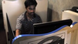 U internet kafeima u Pakistanu istaknuti su upečatljivi natpisi o novouvedenoj zabrani