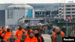 Люди покидают аэропорт Завентем. Брюссель, 22 марта 2016 года. 