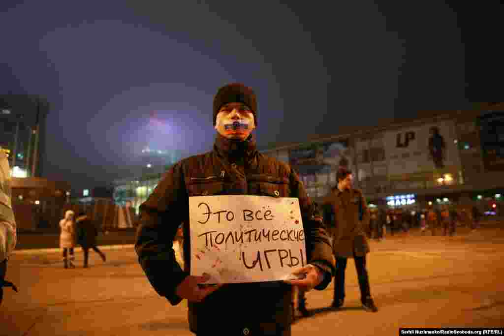 В Украине недавно вступил в силу закон, регламентирующий порядок гастролей в стране исполнителей из России &ndash; организаторы обязаны заранее обратиться в Службу безопасности Украины с запросом, разрешен ли определенному исполнителю въезд в страну, и получить разрешение на выступление. Но гастроли украинских исполнителей в России с украинской стороны никак нормативно не ограничены. Киев и правительства стран Запада обвиняют Москву в поддержке сепаратистов на востоке Украины. Запад ввел санкции против России в ответ на аанексию Крыма в 2014 году и помощь сепаратистам в Донбассе.