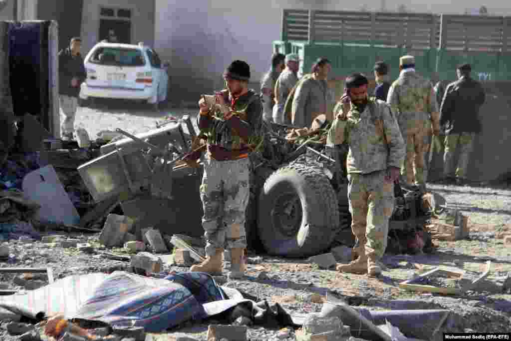 АВГАНИСТАН - Шест полицајци се убиени во самоубиствен бомбашки напад во јужен Авганистан, велат официјални претставници. Девет други се повредени, петмина сериозно, во денешен напад во провинцијата Кандахар за кој одговорност презедоа Талибанците.