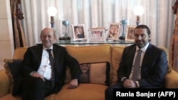 Ministerul francez de externe Jean-Yves Le Drian (stânga) mși premierul libanez demisionar în capitala saudită Riad, 16 noiembrie 2017.