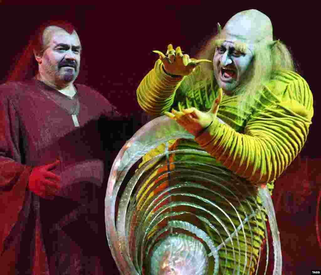 Vasily Gorshkov (left) as the fire god Loge and Viktor Chernomortsev as Nibelung Alberich in Wagner&#39;s &quot;The Ring of the Nibelung&quot; at the Mariinsky Theater in Moscow in 2005