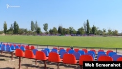 Пластикові сидіння на стадіоні в Бериславі, де грає «Таврія»