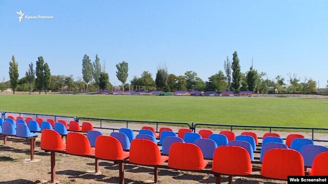 Пластиковые сиденья на стадионе в Бериславе, где играет «Таврия»