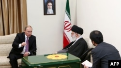 Президент России Владимир Путин на переговорах с Верховным лидером Ирана аятоллой Али Хаменеи. Тегеран, 23 ноября 2015 года.