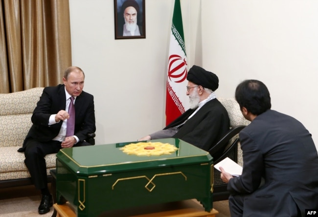 پوتین در دیدار با علی خامنه‌ای رهبر جمهوری اسلامی در نوامبر ۲۰۱۵
