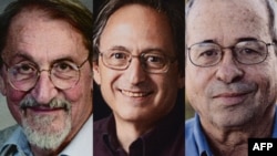 از چپ به راست: مارتین کارپلِس، مایکل لِویت و آریه وارشِل، برندگان جایزه نوبل شیمی ۲۰۱۳.