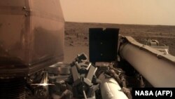 Фота з апарату NASA InSight пасьля пасадкі на Марс, 26 лістапада 2018 году
