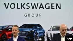 Изпълнителните директори на Volkswagen Херберт Дийс и Франк Витер дават пресконференция през 2019 г.