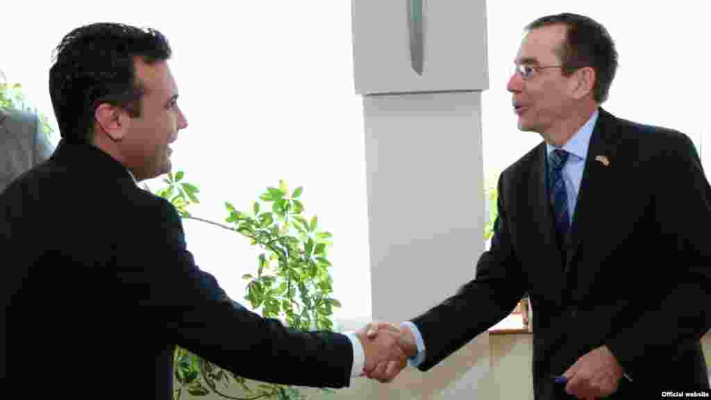 МАКЕДОНИЈА - Нашата земја и САД на најдобар можен начин го потврдија стратешкото партнерство, изјави премиерот Зоран Заев на прошталната средба со амбасадорот на Соединетите Американски Држави Џес Бејли.